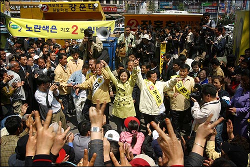 13일 오후 광주를 방문한 민주당 추미애 선대위원장이 광주공원에서 광주지역 후보자들과 함께 정통 민주세력인 민주당을 지지해줄 것을 호소하고 있다. 